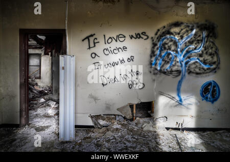 Graffiti an der Wand des verlassenen Kasernen auf Mare Island, einem stillgelegten Schiffswerft in Kalifornien. Stockfoto