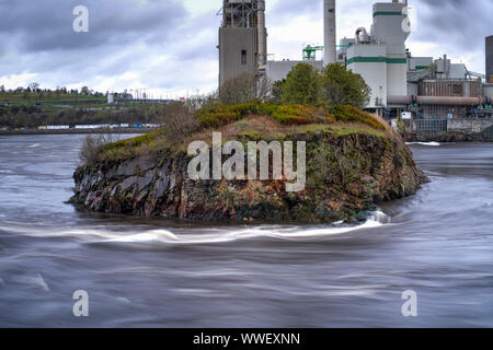 Fällt die Umkehrung, Irving Zellstoff & Papier beschränkt, Saint John, New Brunswick, Kanada Stockfoto