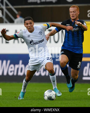 Paderborn, Deutschland. 15 Sep, 2019. Amin Harit (L) von Schalke 04 Mias mit Sebastian Vasiliadis von Paderborn in der Bundesliga Fußball Match zwischen dem SC Paderborn 07 und FC Schalke 04 in Paderborn, Deutschland, Sept. 15, 2019. Credit: Ulrich Hufnagel/Xinhua Stockfoto