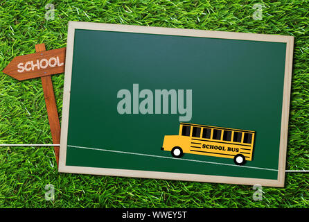 Bildung Konzept, Knowledge Management, zurück in die Schule, Papier, gelben Bus auf grünem Gras Hintergrund ausschneiden Stockfoto