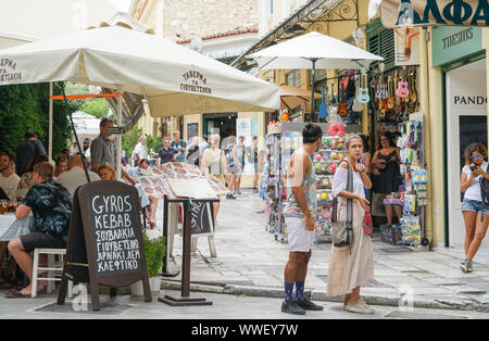 Athen Griechenland - 15. Juli 2019; die Menschen in den Straßen, Einkaufsmöglichkeiten und Restaurants in Plaka Viertel. Stockfoto