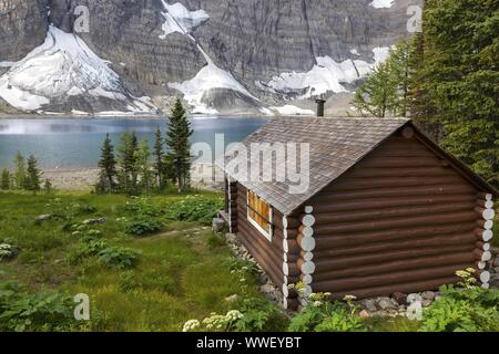 Heritage Landmark Rustikale Holzhütte Außenansicht. Green Alpine Meadow Floe Lake Rockwall Wanderweg Kootenay National Park Kanadische Rockies Stockfoto