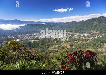 Landschaftlich reizvolle Luftlandschaftsansicht der Hochländer von Guatemala, der Sierra Madre Mountains und des lokalen Dorfes vom Gipfel des Indian Nose Volcano über dem Lake Atitlan Stockfoto