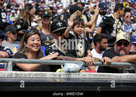 Los Angeles, CA. 15 Sep, 2019. Heiligen Fans während der NFL Spiel zwischen den New Orleans Saints vs Los Angeles Rams im Los Angeles Memorial Coliseum Los Angeles, Ca am 15. September 2019. Jevone Moore Quelle: CSM/Alamy leben Nachrichten Stockfoto