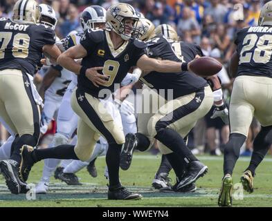 New Orleans Saints Quarterback Drew Brees (9) Links das Spiel früh im ersten Viertel und wurde ersetzt durch New Orleans Saints quarterback Teddy Bridgewater (5) an der Los Angeles Memorial Coliseum Los Angeles, Kalifornien am Sonntag, dem 15. September 2019. Die Heiligen besiegten die Rams ihre Saison zu öffnen. Foto von Michael Goulding/UPI Stockfoto