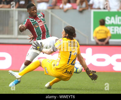 Brasilia, Brasilien. 15 Sep, 2019. Alexander Gonzales (L) von Fluminense schießt Vergangenheit Korinther "goalkeeper Cassio während Ihrer brasilianischen Fußball-Meisterschaft im Nationalstadion in Brasilia, Brasilien, on Sept. 15, 2019. Credit: Lucio Tavora/Xinhua Stockfoto