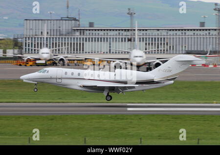 G-CEDK, ein privat geführtes Cessna 750 Citation X, Landung auf dem Internationalen Flughafen Prestwick, Ayrshire. Stockfoto