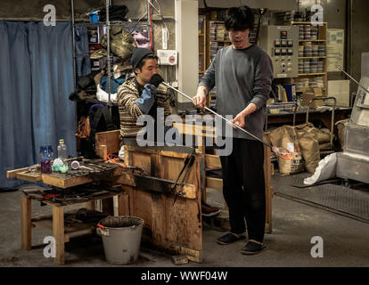 Zwei Männer Glas in einer Werkstatt in Otaru, Hokkaido, Japan blasen Stockfoto