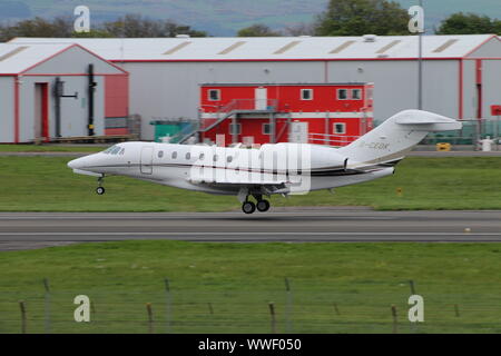 G-CEDK, ein privat geführtes Cessna 750 Citation X, Landung auf dem Internationalen Flughafen Prestwick, Ayrshire. Stockfoto