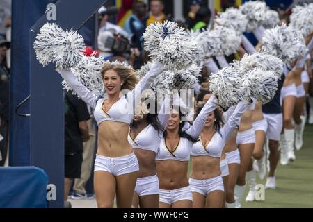 Los Angeles, USA. 15 Sep, 2019. Los Angeles Rams Cheerleaders in das Feld an der Los Angeles Memorial Coliseum Los Angeles, Kalifornien am Sonntag, dem 15. September 2019. Die Rams besiegt die Heiligen 27 - 9 Ihr Haus Jahreszeit zu öffnen. Foto von Michael Goulding/UPI Quelle: UPI/Alamy leben Nachrichten Stockfoto