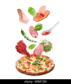 Leckere Pizza mit Zutaten auf weißem Hintergrund Stockfoto