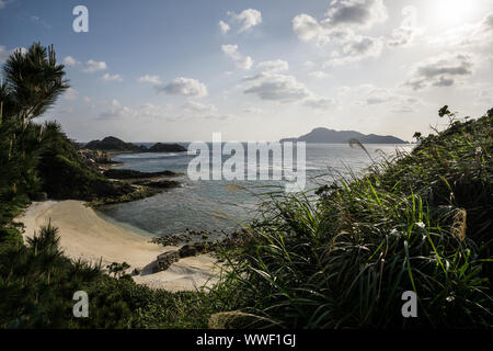 Blick auf den Strand auf Hizushi Aka-jima in der Präfektur Okinawa, Japan Stockfoto