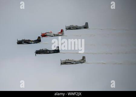 Piloten für den Trojaner Thunder T-28 Antenne Demonstration Team durchführen, während der 2019 Donner über Dover Air Show Sept. 14, 2019, in Dover Air Force Base, Del Das Team führt Antenne Demonstrationen mit rollenden Wolken von Rauch. (U.S. Air Force Foto von älteren Flieger Christopher Wachtel) Stockfoto