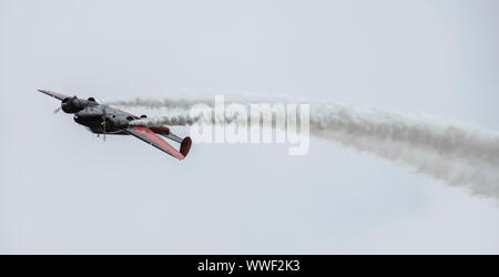 Ein Twin Beech 18 aerobatic Flugzeug, pilotiert von Matt Younkin, führt während der 2019 Donner über Dover Air Show, Sept. 14, 2019, in Dover Air Force Base, Del die Beech 18 wurde 1943 erbaut. (U.S. Air Force Foto von älteren Flieger Christopher Wachtel) Stockfoto