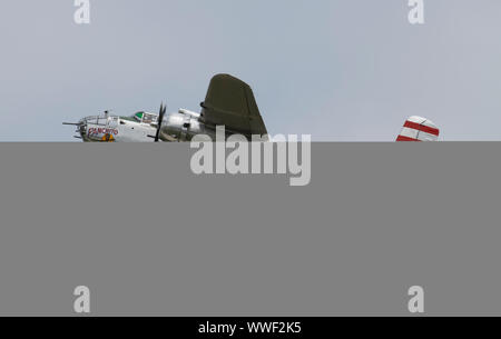 A B-25 Mitchell "Panchito' Bomber fliegt über die Masse während des 2019 Donner über Dover Air Show, Sept. 14, 2019, in Dover Air Force Base, Del. Die show Antenne Leistungen von militärischen und zivilen Flugzeugen. (U.S. Air Force Foto von älteren Flieger Christopher Wachtel) Stockfoto