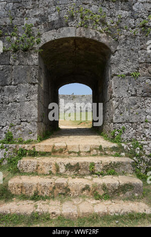 Tor in der Burgruine Zakimi in Okinawa Japan Stockfoto