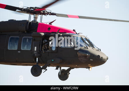 Ein U.S. Army UH-60M Black Hawk Hubschrauber von der New York Army National Guard Fresno Army Aviation Flug Aktivität zieht aus einer helibase, Sept. 12, 2019, in Red Bluff, Kalifornien, wobei die Feuerwehrmänner in den Süden Feuer in Tehama County. 6 Cal Guard Hubschrauber wurden aktiviert, staatlichen und föderalen Agenturen kämpfen ein Paar wildfires in der Grafschaft zu unterstützen. (U.S. Air National Guard Foto: Staff Sgt. Crystal Housman) Stockfoto