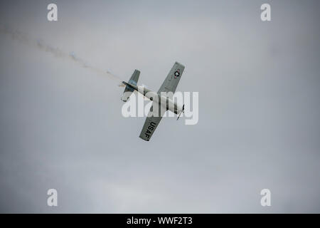 Ein Pilot für den Trojaner Thunder T-28 Antenne Demonstration Team führt während der 2019 Donner über Dover Air Show Sept. 14, 2019, in Dover Air Force Base, Del Das Team führt Antenne Demonstrationen mit rollenden Wolken von Rauch. (U.S. Air Force Foto von älteren Flieger Christopher Wachtel) Stockfoto