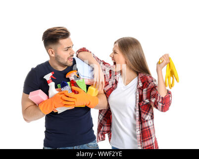 Böse Frau ihrem Ehemann Schelte mit Reinigungsmittel auf weißem Hintergrund Stockfoto