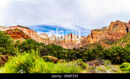 Der Westen Tempel, Sonnenuhr und Altar des Opfers Berge von der Pa'rus Trail gesehen, dass entlang und über den Virgin River im Zion Nat.Park, UT folgt Stockfoto