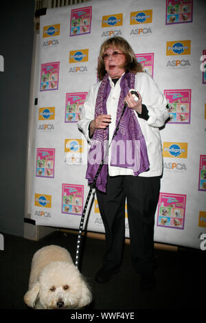 *** Foto *** Phyllis Newman Tote am 86. Phyllis Newman an BROADWAY BARKS 10: Die 10. jährliche Adopt-a-thon im Shubert Alley in New York City. Juli 12, 2008 Credit: Walter McBride/MediaPunch Credit: MediaPunch Inc/Alamy leben Nachrichten Stockfoto