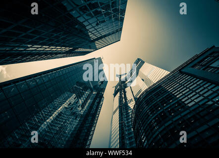 Monochromer Blick auf hohe Wolkenkratzer aus Metall und Glas in der Stadt London, England an einem sonnigen Tag Stockfoto