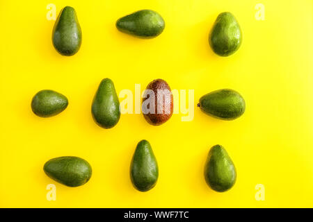 Frische reife Avocados auf farbigen Hintergrund Stockfoto