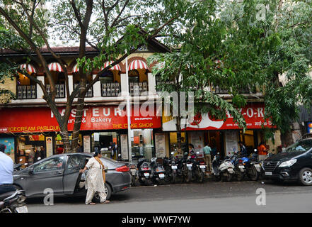 Schönen alten Gebäuden aus der Kolonialzeit auf der MG Road in Pune, Indien. Stockfoto