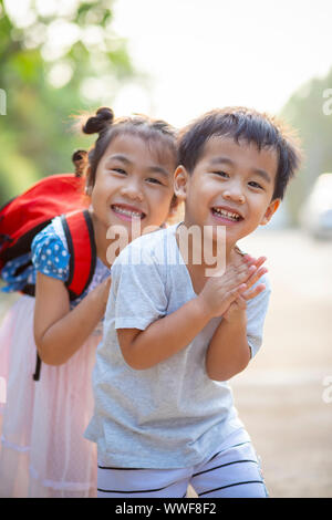 Zwei schöne asiatische Kinder Jungen und Mädchen mit Spaß lächelndes Gesicht Stockfoto