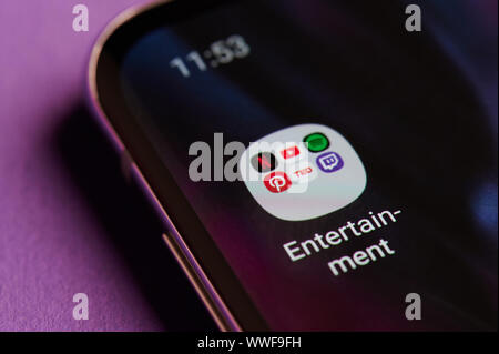 New York, USA - 14. September 2019: Ordner mit Apps für Unterhaltung im Bildschirm des Smartphones Nähe zu sehen. Stockfoto