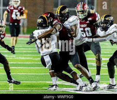 September 14, 2019, Troy, Alabama, USA: Troy University Trojaner Gastgeber Universität von Südmississippi goldene Adler am Veterans Memorial Stadium. Troy Defender macht einen großen Hit auf südlichen Verpassen wir DE 'Michael HARRIS nach einem Pass Abschluss in der zweiten Hälfte. Die goldenen Adler Trojaner outlast in einem 47-42 shootut. Die zwei Mannschaften betrug insgesamt für 1.154 Yards der Gesamthandlung am Tag. Stockfoto