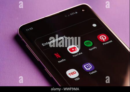 New York, USA - 14. September 2019: Digitale Unterhaltung Apps in den Bildschirm des Smartphones Nähe zu sehen. Stockfoto
