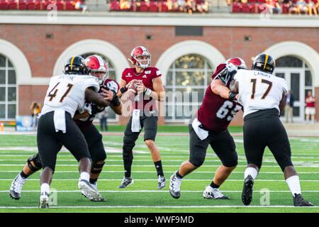 September 14, 2019, Troy, Alabama, USA: Troy University Trojaner Gastgeber Universität von Südmississippi goldene Adler am Veterans Memorial Stadium. Troy QB KALEB BARKER bereitet in der ersten Hälfte pass zu machen. Die goldenen Adler Trojaner outlast in einem 47-42 shootut. Die zwei Mannschaften betrug insgesamt für 1.154 Yards der Gesamthandlung am Tag. Stockfoto