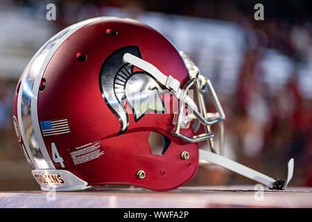 Troy, Alabama, USA. 14 Sep, 2019. Troy Universität Trojaner Gastgeber Universität von Südmississippi goldene Adler am Veterans Memorial Stadium. Troy trug throwback Helme zum Gedenken an die nationale Meisterschaft Team 1984. Die goldenen Adler Trojaner outlast in einem 47-42 shootut. Die zwei Mannschaften betrug insgesamt für 1.154 Yards der Gesamthandlung am Tag. Stockfoto