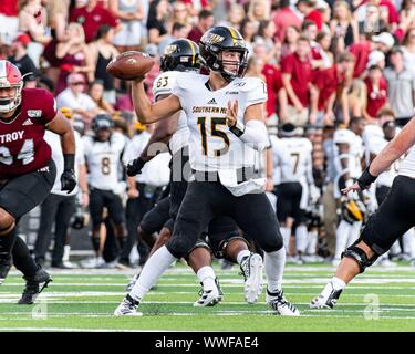 Troy, Alabama, USA. 14 Sep, 2019. Troy Universität Trojaner Gastgeber Universität von Südmississippi goldene Adler am Veterans Memorial Stadium. QB JACK ABRAHAM macht Pass gegen Troja. Die goldenen Adler Trojaner outlast in einem 47-42 shootut. Die zwei Mannschaften betrug insgesamt für 1.154 Yards der Gesamthandlung am Tag. Stockfoto