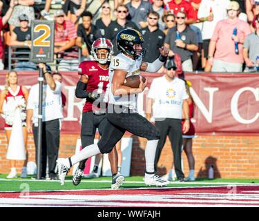 Troy, Alabama, USA. 14 Sep, 2019. Troy Universität Trojaner Gastgeber Universität von Südmississippi goldene Adler am Veterans Memorial Stadium. Südliches Fräulein QB JACK ABRAHAM läuft in Touchdown im ersten Halbjahr. Die goldenen Adler Trojaner outlast in einem 47-42 shootut. Die zwei Mannschaften betrug insgesamt für 1.154 Yards der Gesamthandlung am Tag. Stockfoto