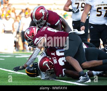 Troy, Alabama, USA. 14 Sep, 2019. Troy Universität Trojaner Gastgeber Universität von Südmississippi goldene Adler am Veterans Memorial Stadium. Mehrere Troy getackelt zu werden RB DE 'Michael Harris in der ersten Hälfte. Die goldenen Adler Trojaner outlast in einem 47-42 shootut. Die zwei Mannschaften betrug insgesamt für 1.154 Yards der Gesamthandlung am Tag. Stockfoto