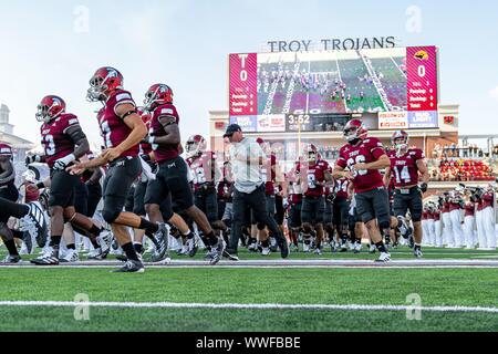 Troy, Alabama, USA. 14 Sep, 2019. Troy Universität Trojaner Gastgeber Universität von Südmississippi goldene Adler am Veterans Memorial Stadium. Troy HAUPTTRAINER CHIP LINDSEY läuft mit seiner Mannschaft vor dem Spiel. Die goldenen Adler Trojaner outlast in einem 47-42 shootut. Die zwei Mannschaften betrug insgesamt für 1.154 Yards der Gesamthandlung am Tag. Stockfoto