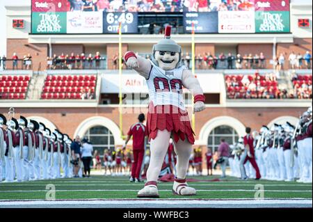 Troy, Alabama, USA. 14 Sep, 2019. Troy Universität Trojaner Gastgeber Universität von Südmississippi goldene Adler am Veterans Memorial Stadium. Troy Maskottchen T-ROY Pumpen bis der Menschenmenge vor dem Spiel. Die goldenen Adler Trojaner outlast in einem 47-42 shootut. Die zwei Mannschaften betrug insgesamt für 1.154 Yards der Gesamthandlung am Tag. Stockfoto