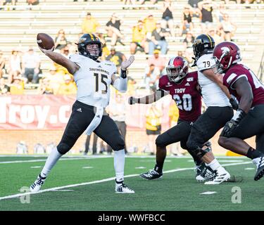 Troy, Alabama, USA. 14 Sep, 2019. Troy Universität Trojaner Gastgeber Universität von Südmississippi goldene Adler am Veterans Memorial Stadium. Südliches Fräulein QB JACK ABRAHAM startet während der ersten Hälfte. Die goldenen Adler Trojaner outlast in einem 47-42 shootut. Die zwei Mannschaften betrug insgesamt für 1.154 Yards der Gesamthandlung am Tag. Stockfoto