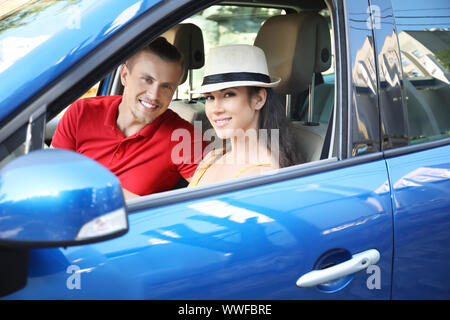 Glückliches junges Paar, die mit dem Auto anreisen Stockfoto