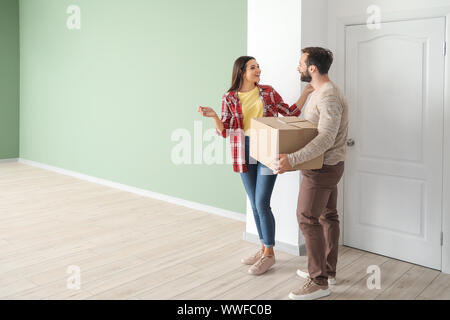 Glückliches junges Paar in Ihrem neuen Haus Stockfoto