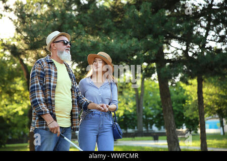 Blind reifer Mann mit seiner Tochter zu Fuß in Park Stockfoto