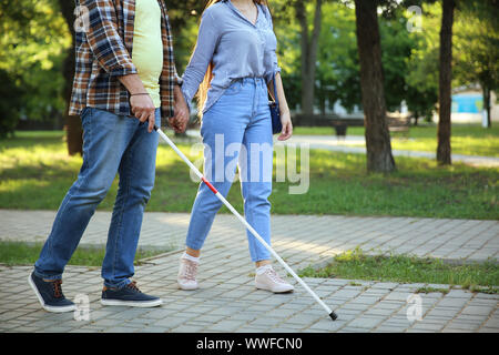 Blind reifer Mann mit seiner Tochter zu Fuß in Park Stockfoto