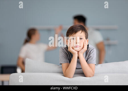 Traurigen kleinen Jungen und seine Eltern zu Hause Streit Stockfoto