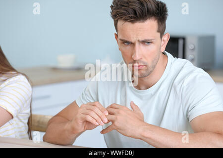 Menschen, die seinen Ehering zu Hause. Konzept der Scheidung Stockfoto