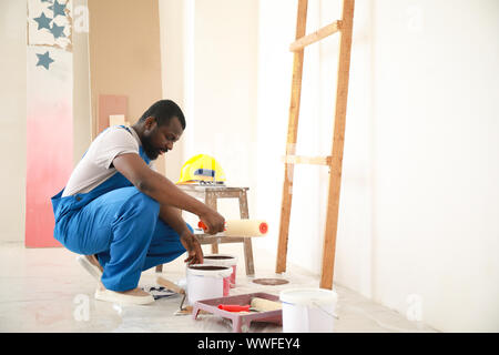 Männliche Afrikaner Dekorateur, Reparatur im Zimmer Stockfoto