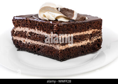 Schokoladenkuchen mit Schokolade verziert und Creme auf Platte Stockfoto