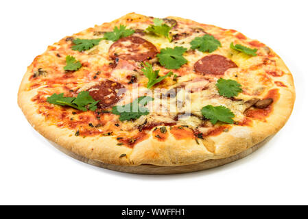 Frische hausgemachte italienische Klassiker original Pepperoni Pizza isoliert auf weißem Hintergrund mit Freistellungspfad Stockfoto