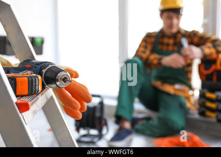 Elektriker Werkzeuge auf die Leiter in Zimmer, Nahaufnahme Stockfoto